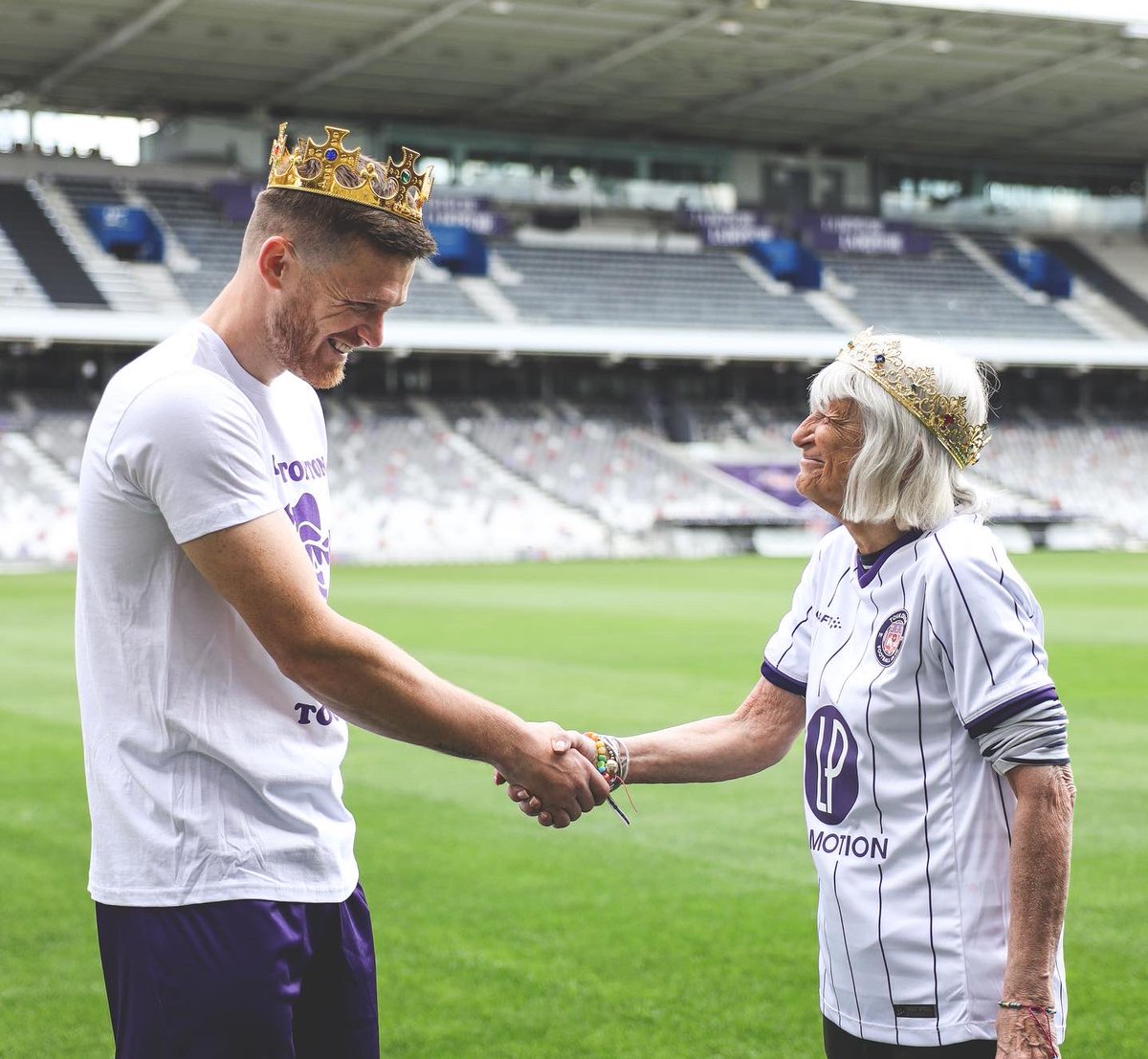 cheztontontlse's tweet photo. 👑💜SURPRISE AGAIN🤍👑

Tente de gagner 1 des 2 t-shirts dédicacés de notre nouvelle collection @ToulouseFC par le roi @evitthealey !

Pour participer c’est à l’ancienne tu connais:

RT + FOLLOW

(Envoyer du 🫶 en commentaires au King est un plus)

Tirage au sort semaine pro!💜🤍 https://t.co/p1bplClP6R