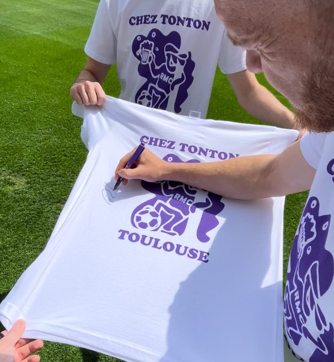cheztontontlse's tweet photo. 👑💜SURPRISE AGAIN🤍👑

Tente de gagner 1 des 2 t-shirts dédicacés de notre nouvelle collection @ToulouseFC par le roi @evitthealey !

Pour participer c’est à l’ancienne tu connais:

RT + FOLLOW

(Envoyer du 🫶 en commentaires au King est un plus)

Tirage au sort semaine pro!💜🤍 https://t.co/p1bplClP6R