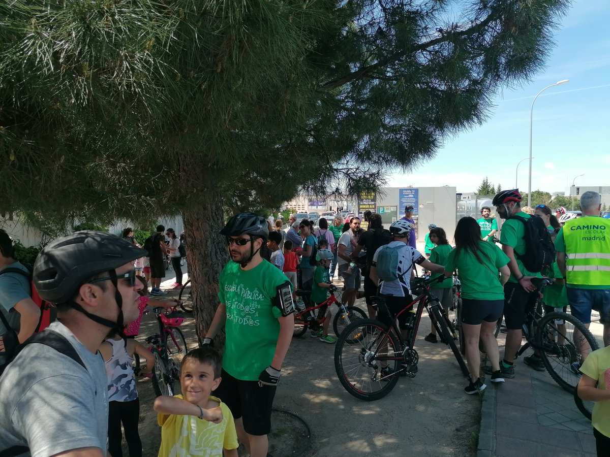 Con las familias y vecin@s de #FuencarralElPardo, que hoy han salido a la calle para defender la #EducaciónPública y denunciar las continuas agresiones que sufren nuestros centros públicos por parte de la <a href="/ComunidadMadrid/">Comunidad de Madrid</a>
#Yoconlapubiica
