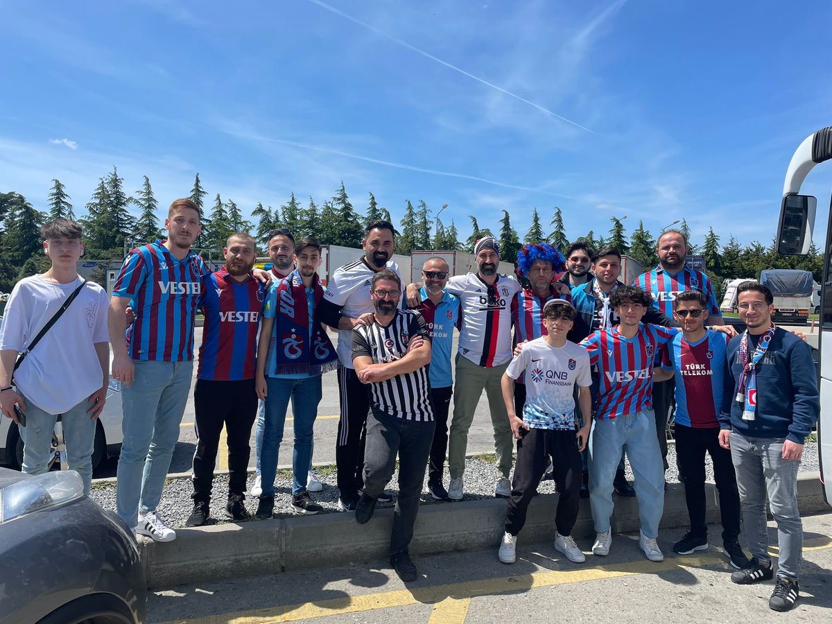 📸Yenikapı'da şampiyonluk kutlayan Trabzonsporlular, Beşiktaşlı taraftarlarla poz verdi. #Trabzon #Trabzonspor #TrabzonsporlularTakiplesiyor