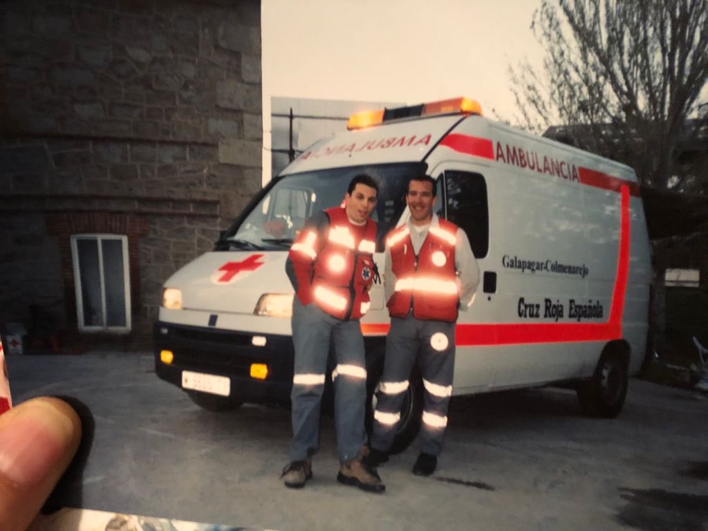 juampy654's tweet photo. Hoy es el #DiaMundiaCruzRoja.
No puedo dejar pasar esta oportunidad para recordar aquellos inicios en @emergenciasCREM junto a @JesusMadorran, @maribelencabo y a muchos grandes amigos . https://t.co/oqGGKCjlBG