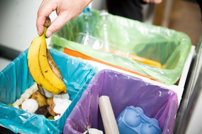 Karinaswan10's tweet photo. Dari Tindakan kecil lama-lama mah bisa jadi besar guys,hanya milah sampah mana sampah plastik dan mana sampah sisa sayuran tapi dampaknya buat masa depan dalam memilah sampah kita ,mulailah #SemangatSalingBantu @Satu_Indonesia https://t.co/3vq1aCCmDS