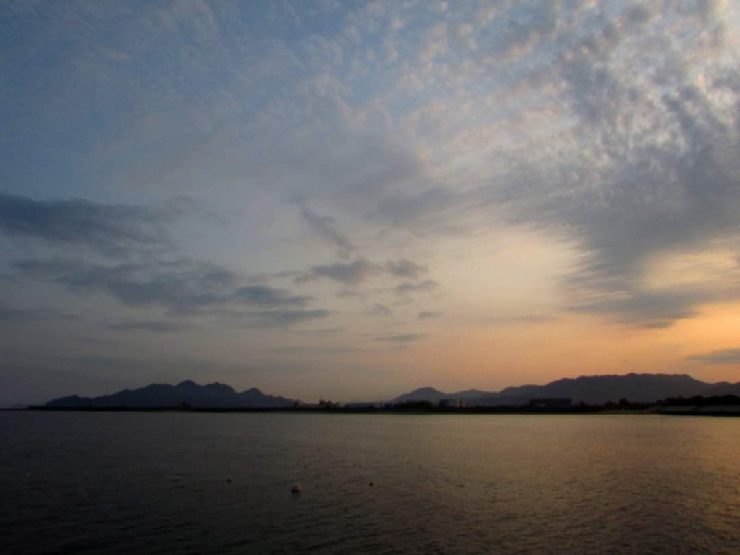 cSHRQfRntIvZirs's tweet photo. 本日の部活🎵
#八幡川河口 #定点観測 #夕陽 #夕焼け #ワーゲンバスのたこ焼き屋さん #3taco https://t.co/mxkFy8qhPW