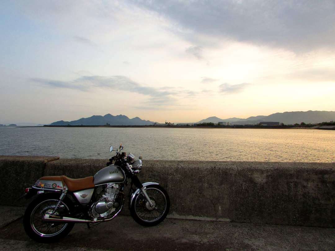 cSHRQfRntIvZirs's tweet photo. 本日の部活🎵
#八幡川河口 #定点観測 #夕陽 #夕焼け #ワーゲンバスのたこ焼き屋さん #3taco https://t.co/mxkFy8qhPW