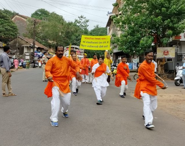 या वेळी स्वसंरक्षण प्रशिक्षणाची प्रात्यक्षिके दाखवण्यात आली.
2/2