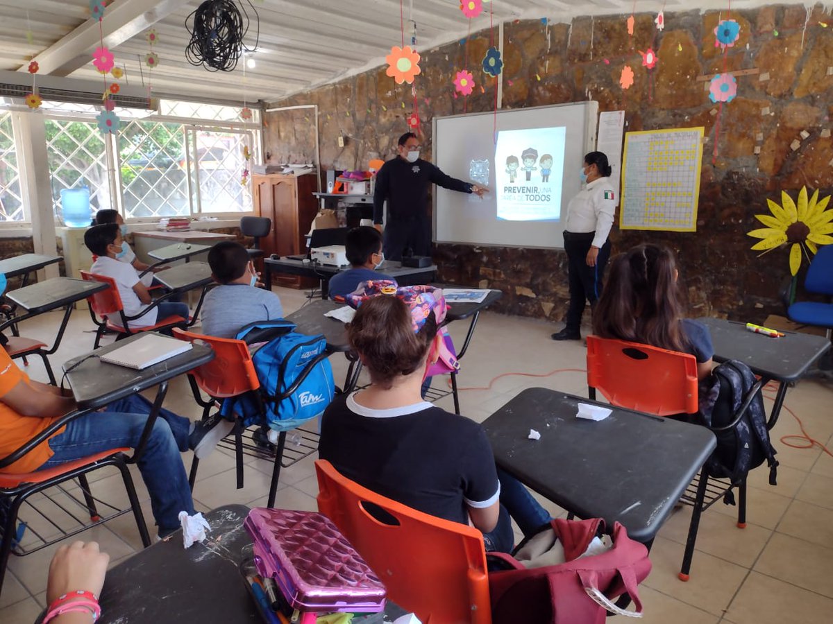 SSP_GobTam's tweet photo. #PolicíaentuEscuela elementos de #PrevencióndelDelito de la #PolicíaEstatal, se reunieron con alumnos de la Escuela Primaria “Nuevo Santander” del municipio de #Jimenez para platicar sobre #Autoproteccion #Tamaulipas #Contigo #Cerdadeti https://t.co/ilelOMCtAZ