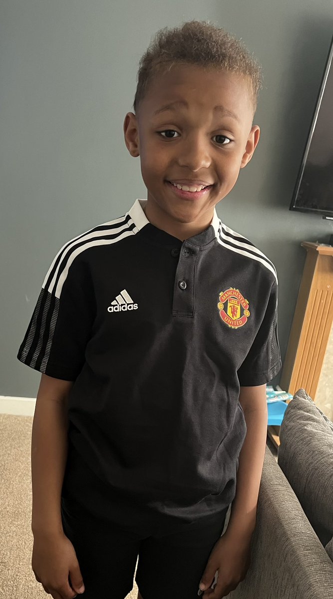 JustJenna90's tweet photo. Seeing @rioferdy5 on our way to football this morning was not on the agenda but made one little Man U fan very happy and speechless for the first time ever 😍 https://t.co/oaEfaLrLuu