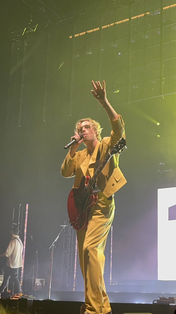 xailatanxx's tweet photo. I love u the most @5SOS and i’m so grateful for these three nights in my life 
#takemyhandtourkrakow 🇵🇱
#takemyhandtourprague 🇨🇿
#takemyhandtourljubljana 🇸🇮
#TakeMyHandWorldTour 
@Calum5SOS @Luke5SOS @Michael5SOS @Ashton5SOS https://t.co/uI4nYknlHK