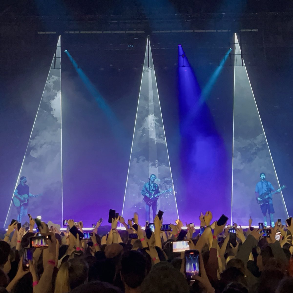 xailatanxx's tweet photo. I love u the most @5SOS and i’m so grateful for these three nights in my life 
#takemyhandtourkrakow 🇵🇱
#takemyhandtourprague 🇨🇿
#takemyhandtourljubljana 🇸🇮
#TakeMyHandWorldTour 
@Calum5SOS @Luke5SOS @Michael5SOS @Ashton5SOS https://t.co/uI4nYknlHK