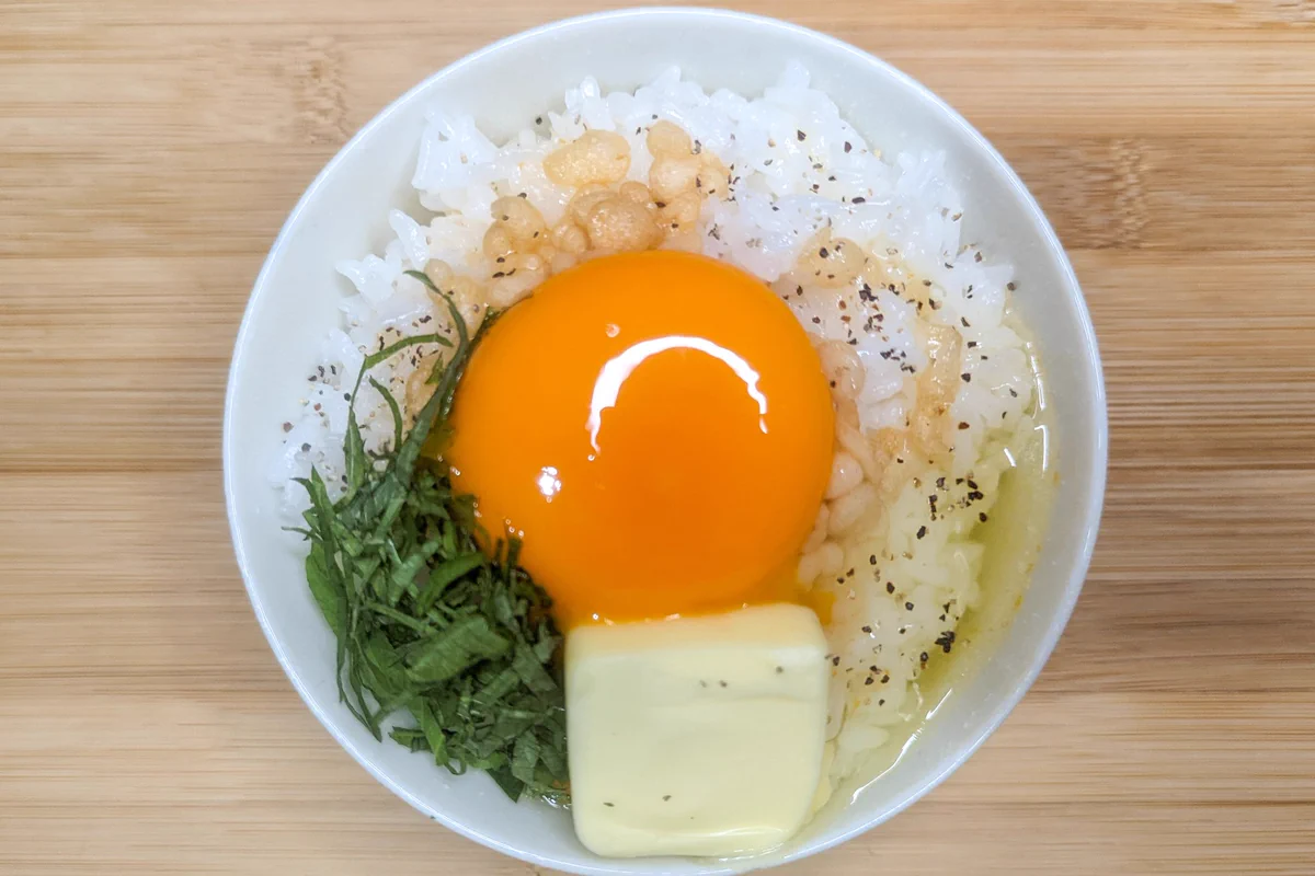 バター&大葉の風味がよく合いそう！朝食メニューにぴったりそうな「卵かけご飯」レシピ！