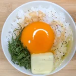 バター&大葉の風味がよく合いそう!朝食メニューにぴったりそうな「卵かけご飯」レシピ!