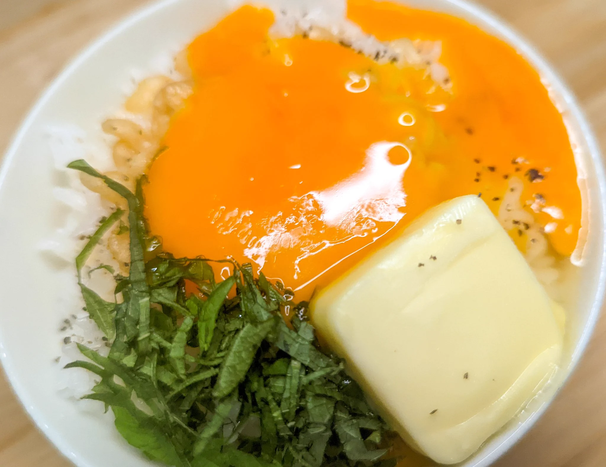 バター&大葉の風味がよく合いそう！朝食メニューにぴったりそうな「卵かけご飯」レシピ！