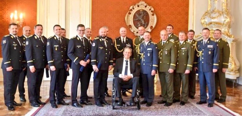 Gee2eR's tweet photo. Jó, na frontách nebyla #odvaha #nikdy levná, chrchli, chrrr, chrchli, fíýí, smrk, pití! jaký pšt? civilní kundy. https://t.co/Dvs7ZIpegi