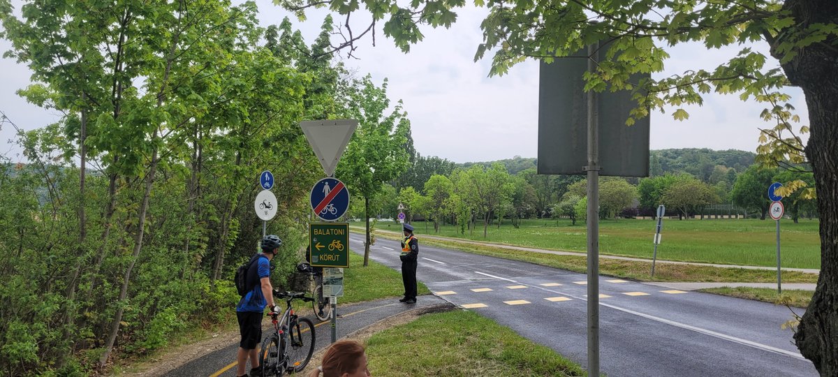 kovarcsikdetti's tweet photo. #esbringa

Tihanyi elágazó, kerékpárral sem lehet menni tovább. https://t.co/qttRZ11IX8