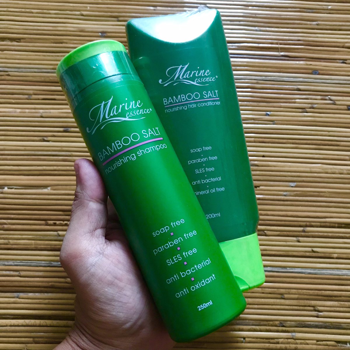Azmi_Zahari_'s tweet photo. Syukur alhamdulillah-disebabkan kombo inilah sampai terpaksa gunting rambut 2-3 kali sebulan& kelemumur kronik dulu (sampai segan nk pakai baju gelap ,now is gone),settled dlm 4-5 hari!
mmg sgt2 membantu!
kwn2 yg botak pon dah mula nampak perubahan ketara!😍
#marineessence #botak https://t.co/oJFOh8dRFc