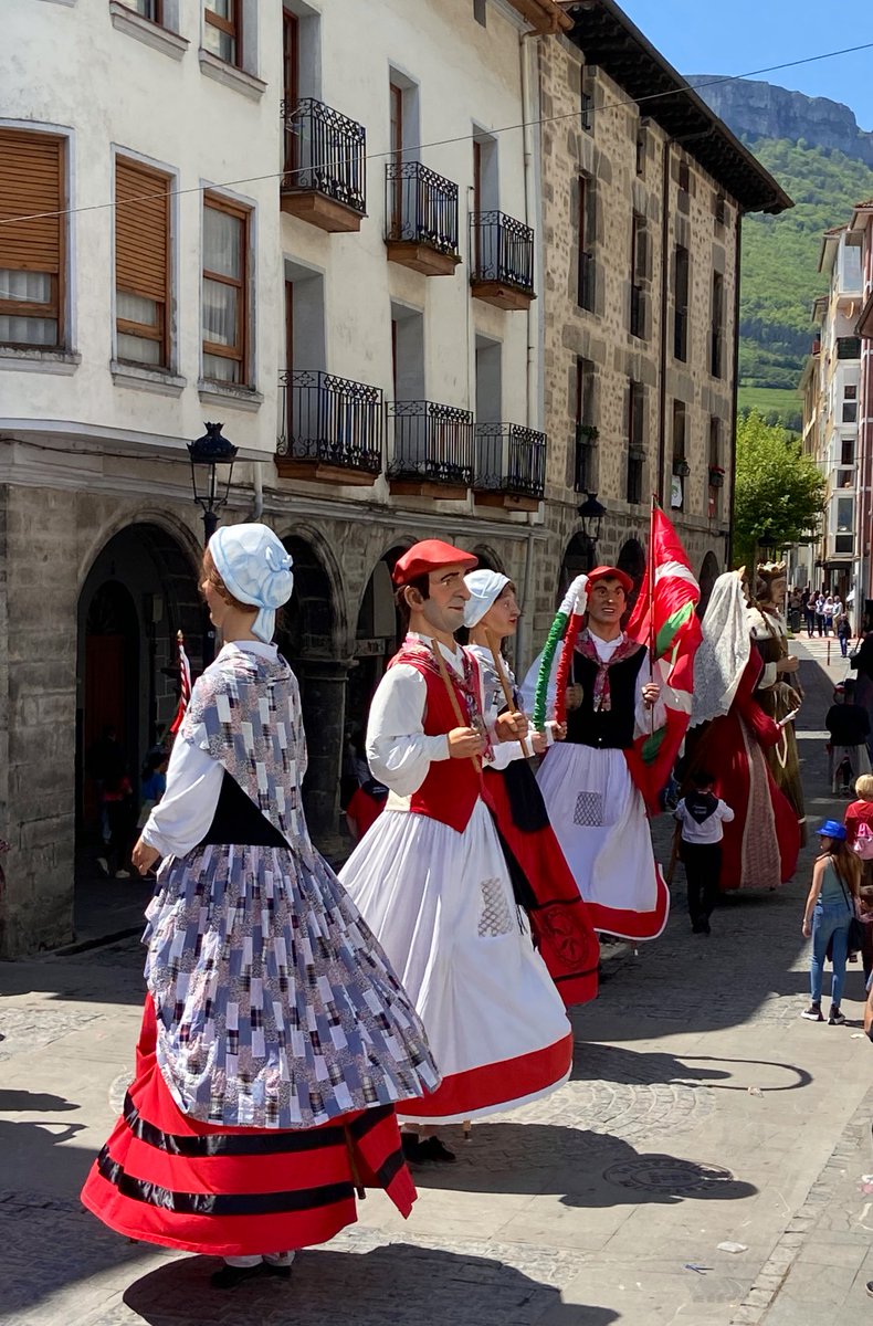 CrisGarcia_15's tweet photo. Gora otxomaio! Urduña jaietan! Disfrutando el día libre en familia en Orduña. Hoy día grande. #Orduña #otxomaios 🥰 https://t.co/yePV0pBymh