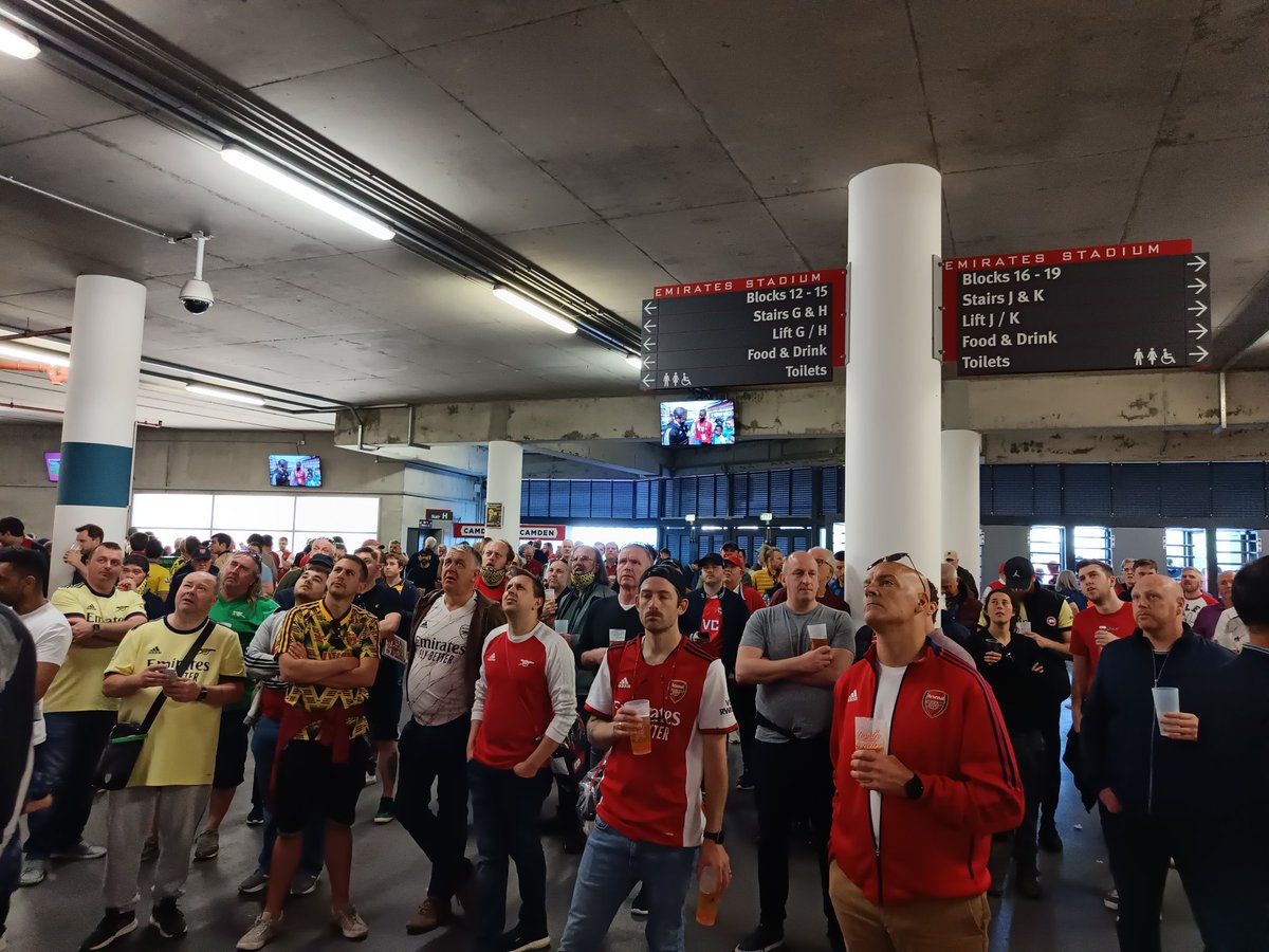 tsamuelsen's tweet photo. Verden går stadig fremover. Her fra Emirates like før kamp. Alle med øynene på Arsenal ladies sin kamp borte mot West Ham https://t.co/tg8KV4weV6