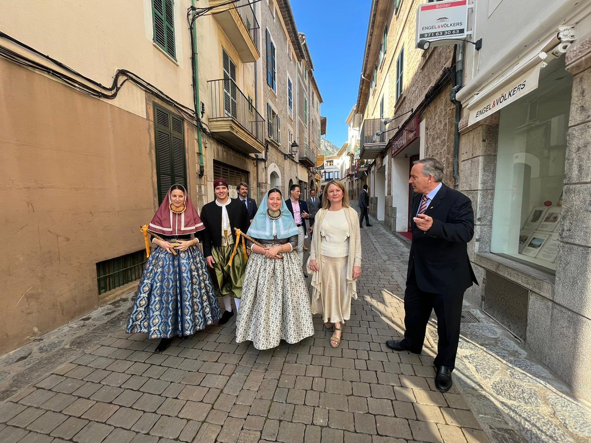 MNuriaRiera's tweet photo. Avui @ppbalears som a la fira de #Sóller amb el batle @Carlos_Simarro_  i regidors @DarderRosell acompanyant les Valentes Dones i tot els sollerics. Bona fira i bon firó. Gràcies per la convidada!!! #fira https://t.co/Vbg0eM0Ick