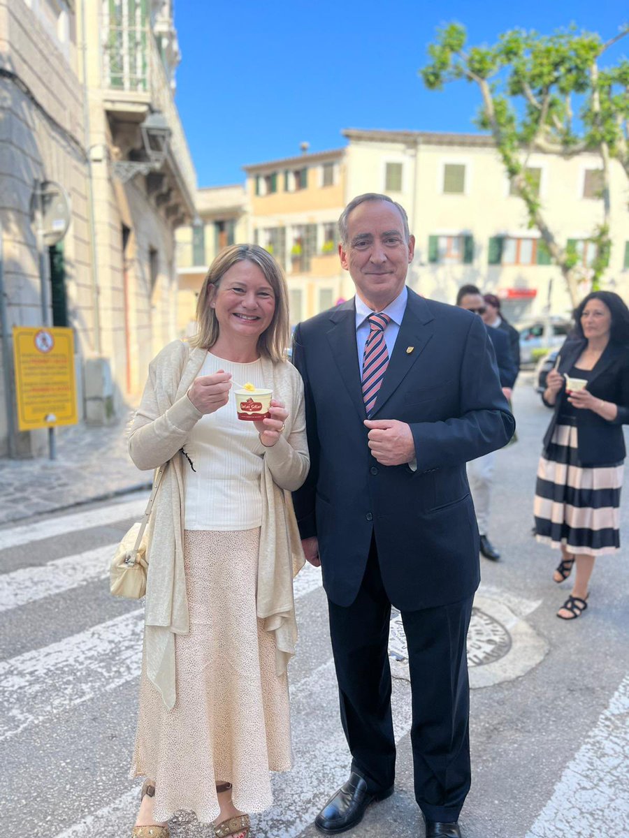 MNuriaRiera's tweet photo. Avui @ppbalears som a la fira de #Sóller amb el batle @Carlos_Simarro_  i regidors @DarderRosell acompanyant les Valentes Dones i tot els sollerics. Bona fira i bon firó. Gràcies per la convidada!!! #fira https://t.co/Vbg0eM0Ick