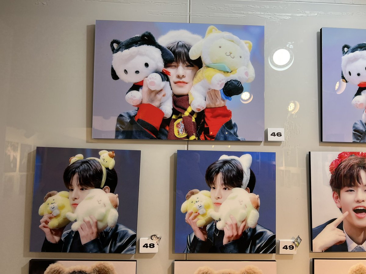 straykids__325's tweet photo. #OUR_ODDINARY_LOVE 
현진 승민 카페 짱짱 예쁘고 럭드1등 당첨돼서 받은 승민이 액자 눈찌르기..🤍 전시된 사진들 하나도 빠짐없이 다 예뻐서 눈호강 왕창 하고 갑니땨🤍 https://t.co/rajYRjsx2D