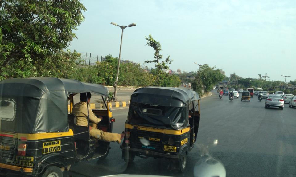 Francis_Joseph's tweet photo. A friend in need is a friend indeed. Too risky, but that's our beautiful city #Mumbai. #LegPower https://t.co/Bd7nd2aiSz