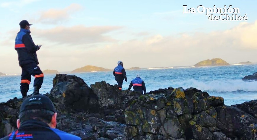 #Ancud #Chiloé: retoman búsqueda de niñito de 9 arrastrado por ola en Playa Rosaura. Papá lo vio desaparecer abrazado a su madre. Él mismo fue devuelto por el mar al intentar rescatarlos sin poder volver a intentar recuperarlos | La Opinión de Chiloé laopiniondechiloe.cl/ancud-retoman-…
