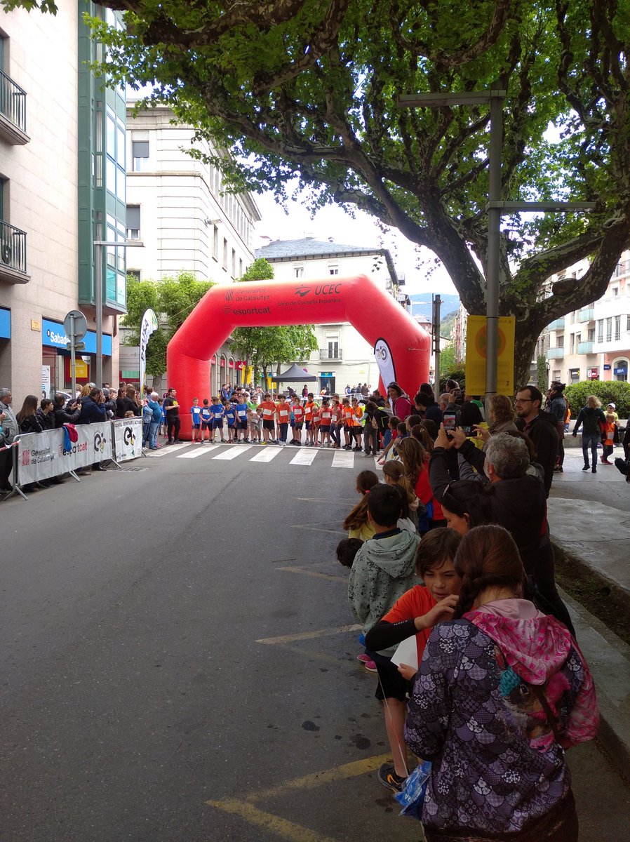 Èxit total de participants i d'organització del 41 Cros de Primavera de la nostra ciutat, més de 850 participant han pogut gaudir de l'esport escolar i la cursa popular.
Agraïr a totes les persones que han col·laborat, participat i organitzat aquest cros!