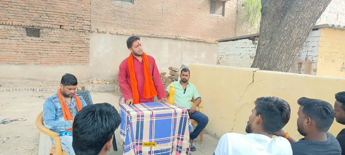 Pankajdutttiwa2's tweet photo. आज सुबह सदर कैंट प्रखंड के 
वार्ड नंबर एक में रुद्र महास��ना की बैठक आयोजित की गई
 जिसमें की राहुल सिंह परिहार को सदर कैंट वार्ड नंबर एक का अध्यक्ष बनाया गया 
बैठक में सदर कैंट वार्ड नंबर एक के सभी रुद्र सैनिक उपस्थित रहे जय बाबा महाकाल
रुद्र महासैना संगठन
🙏🙏 https://t.co/GKAZvW5uZe