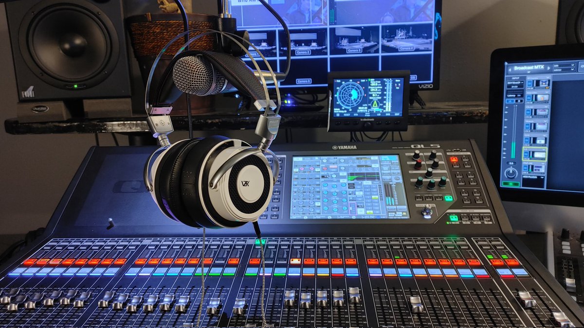 NicoKnowsTech's tweet photo. Putting the new VZR Model One through its paces. Designed to perform in the studio, dominate the game and amaze audiophiles. Review Incoming on @YouTube @vzraudio #ProAudio #GamingHeadphones #audiophile https://t.co/DmZ68aC3qW