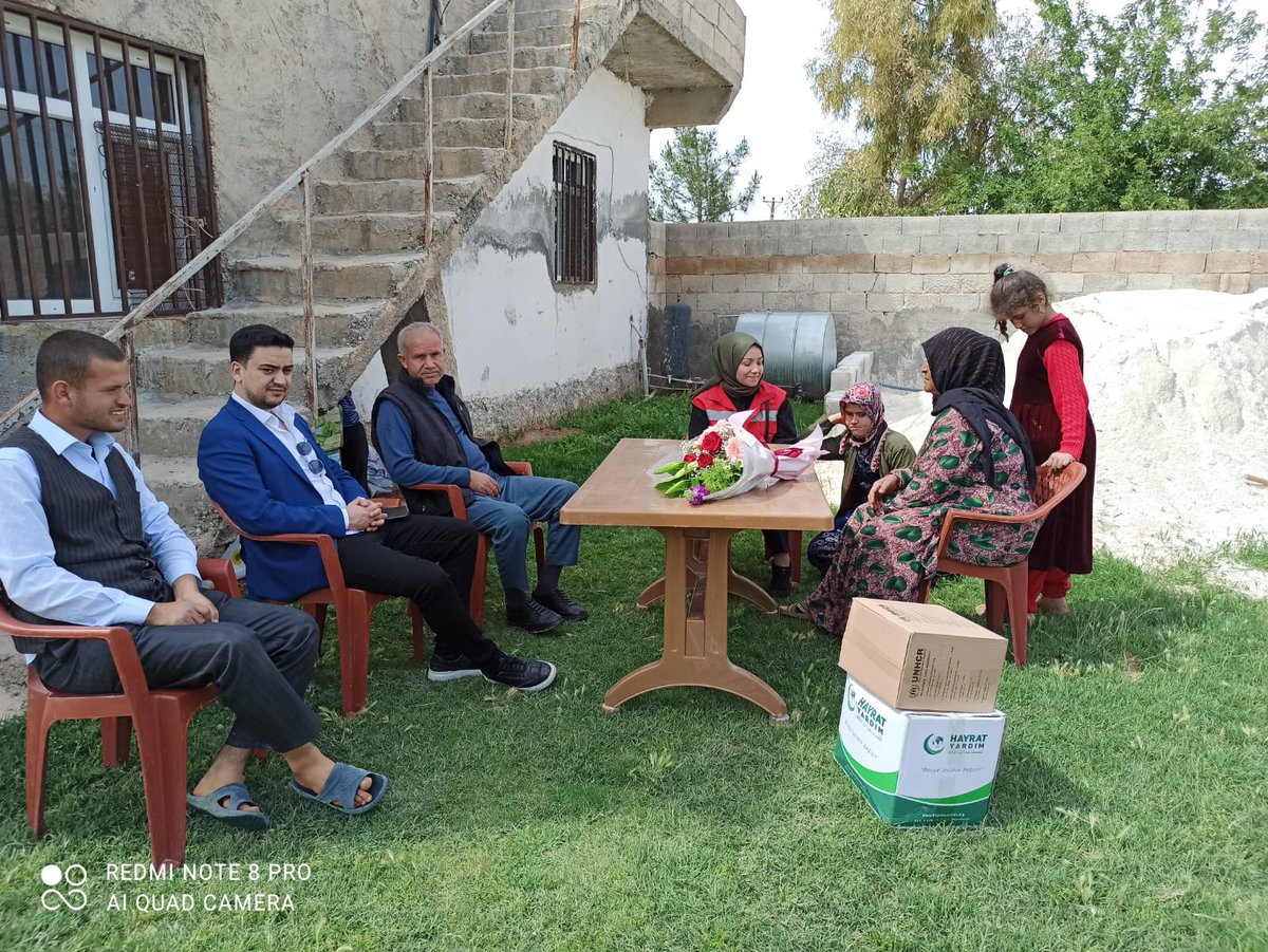AkcakaleShm's tweet photo. 3 Zihinsel Engelli çocuğunun bakım ve korumasını sağlayan, aynı zamanda hanedeki diğer 5 çocuğununda eğitimi için üstün fedakarlık gösteren yılın annesi Emine OK'un Anneler Gününü kutlamak amacıyla hanesine ziyaret gerçekleştirdik.@deryayanikashb @SanliurfaASH @tcailesosyal https://t.co/STp7DkPHVS