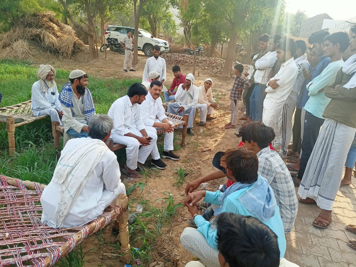 ErMammanKhan's tweet photo. कल गांव पाटखोरी के सड़क हादसे में एक ही परिवार से हुई 4 सदस्यों की मौत ने दिल को झकझोर कर रख दिया, आज पीड़ित परिवार के घर पहुंच कर उनका का दुःख साझा किया, अल्लाह पाक मरने वालों की मगफिरत फरमाए और घायल को जल्द से जल्द शिफा अता फरमाए! https://t.co/FBvl4LfSqV