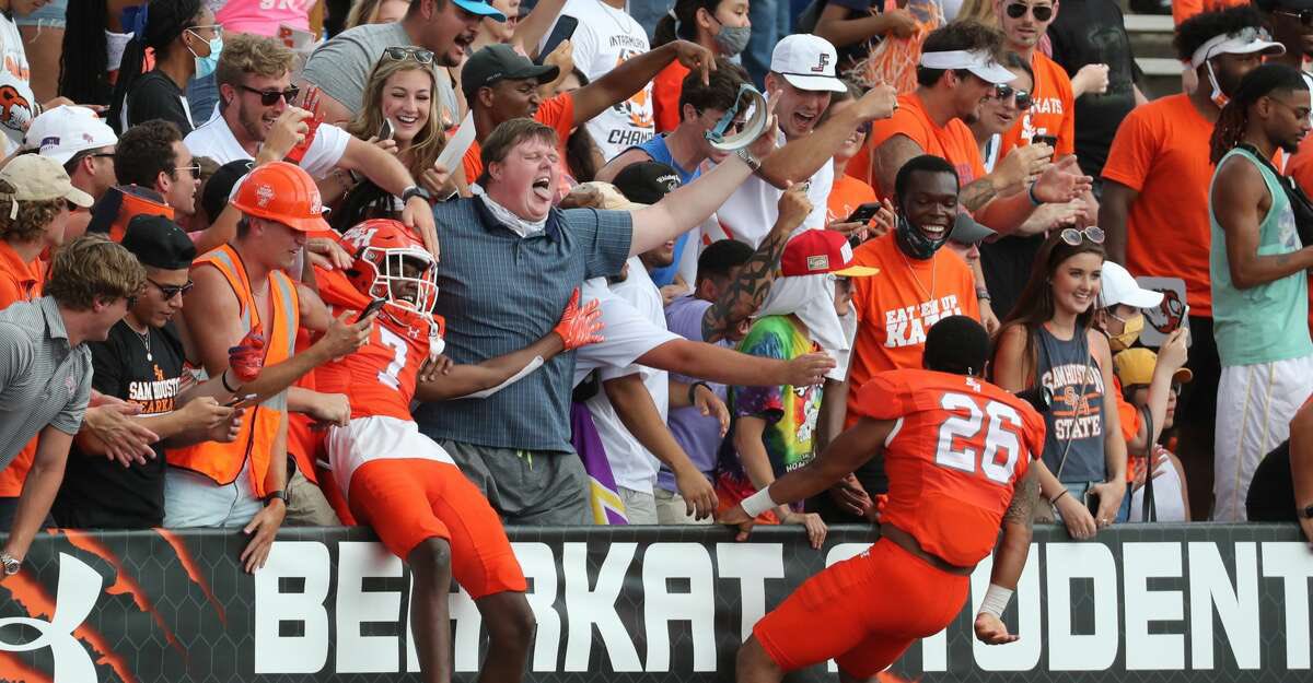 SportsofSHSU's tweet photo. One Year ago today: Sam Houston defeats James Madison 38-35 in an all time classic to advance to the FCS championship game. The Bearkats stormed back from a 21 point halftime deficit and we’re on to Frisco for the championship game https://t.co/jTA1VwdH4Z