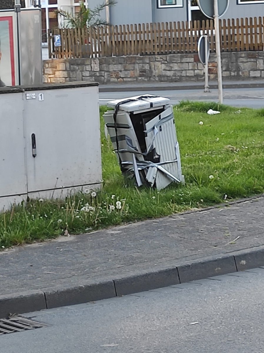 MavilXLP's tweet photo. @deutschetelekom wann wird das mal repariert? Das steht schon seit mehreren Monaten nur von Klebeband Zusammengehalten da Rum und langsam hält auch das nicht mehr. Zu finden am Kreisverkehr, Vom-Stein-Str. in Oberntudorf 33154. https://t.co/Jo6sc5dDNP
