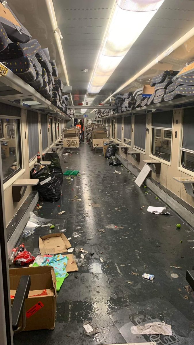MarcoRuegger's tweet photo. Fussballfans..... eine Kategorie "Kunden" auf die ich gerne verzichten würde. #fussball #fankultur #sbbcffffs #Schweiz #eisenbahn https://t.co/siWUJhnkT6