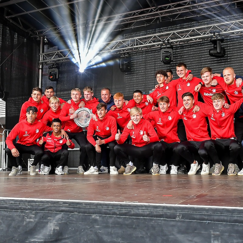 FC_Emmen's tweet photo. Divisie 4 ⇢ divisie 3 ⇢ divisie 2! 📈 

#HIERKOMIKWEG