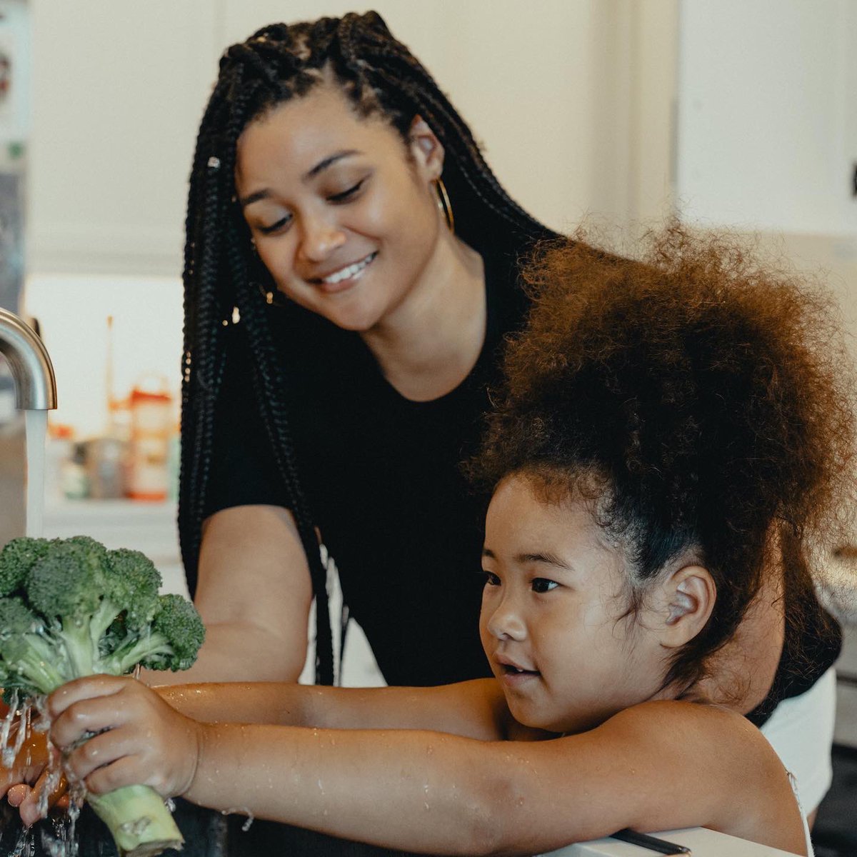 feedingabillion's tweet photo. Lack of opportunity &amp; gender inequality keep millions of mothers &amp; daughters in a vicious cycle of poverty &amp; hunger. Despite being primary caregivers for children &amp; families, women account for >60% of the world’s hungry &amp; 40% of single mother households struggle w/ food security. https://t.co/5iwyDVlqiM