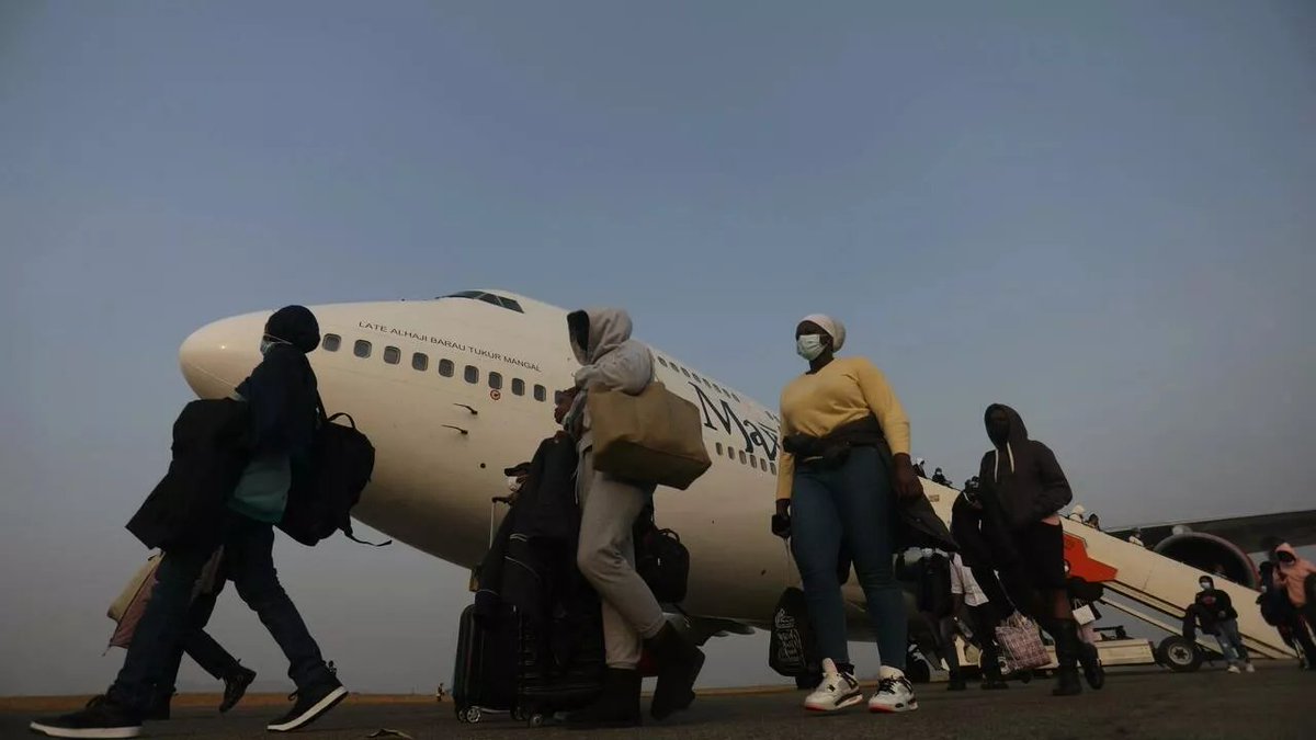 michaeltanchum's tweet photo. 🇳🇬✈️⚠️Nigerian airlines suspend flights over soaring fuel prices

#Jetfuel price for #Nigeria has jumped almost 200%

#Oil #OOTT #aviation #connectivity
https://t.co/p5qfuCOw1l https://t.co/YRYGZD1rrt