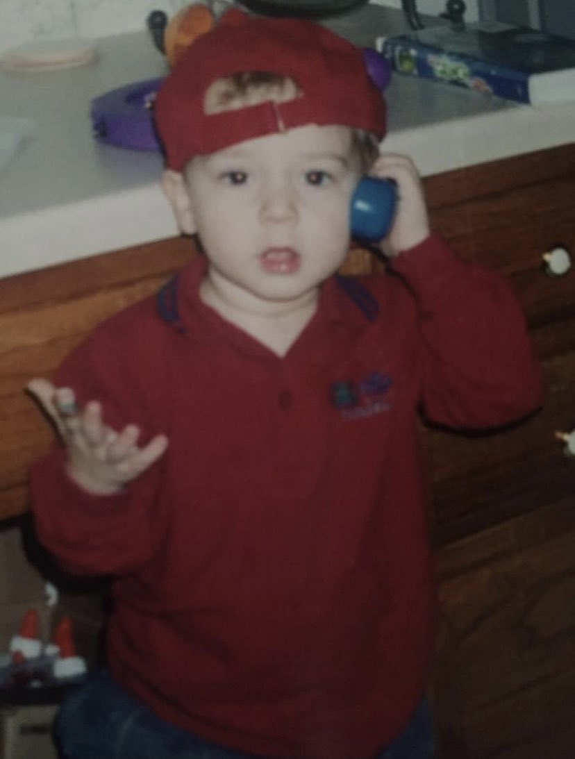 jennn__m's tweet photo. happy graduation Jarebear!! we love you 🥳💗 #Flyer22Grad https://t.co/yuaf8zsy6t