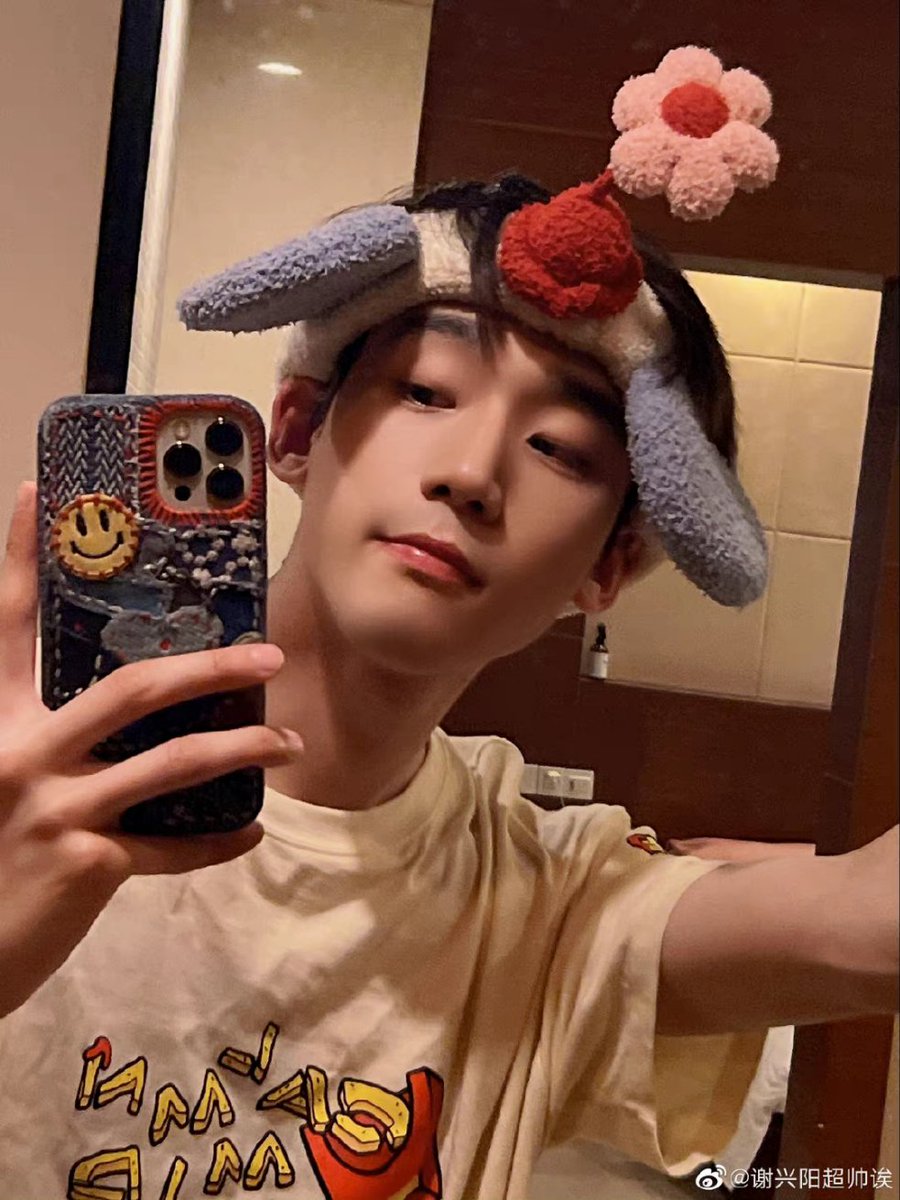 XieXingyangTH's tweet photo. 220508 谢兴阳 weibo update 🦀✨

มีดอกไม้อยู่บนหัว ยิ้มหลังจากเลิกงาน ฮ่าๆๆ

#谢兴阳 #XieXingyang #เซี่ยซิงหยาง https://t.co/EWk8CKWBFM