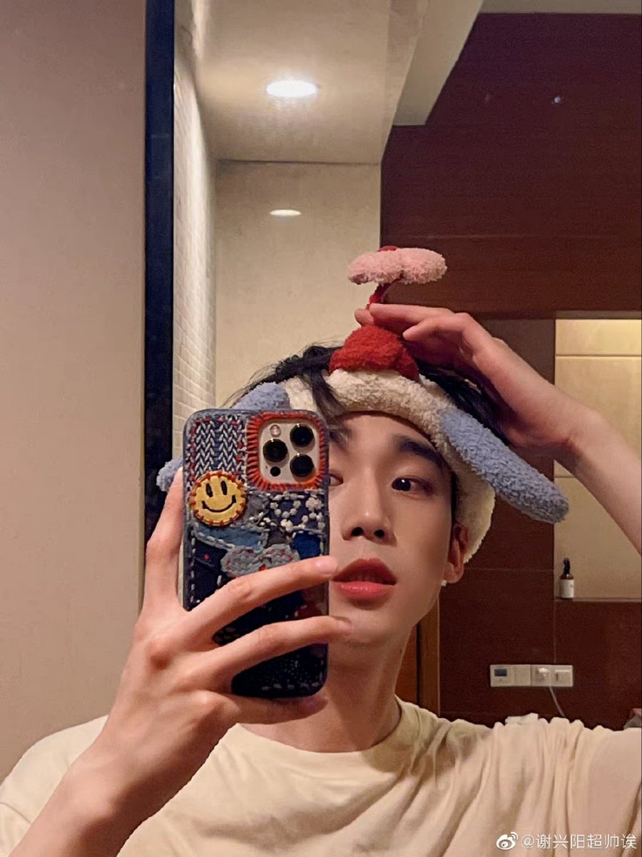 220508 谢兴阳 weibo update 🦀✨

มีดอกไม้อยู่บนหัว ยิ้มหลังจากเลิกงาน ฮ่าๆๆ

#谢兴阳 #XieXingyang #เซี่ยซิงหยาง