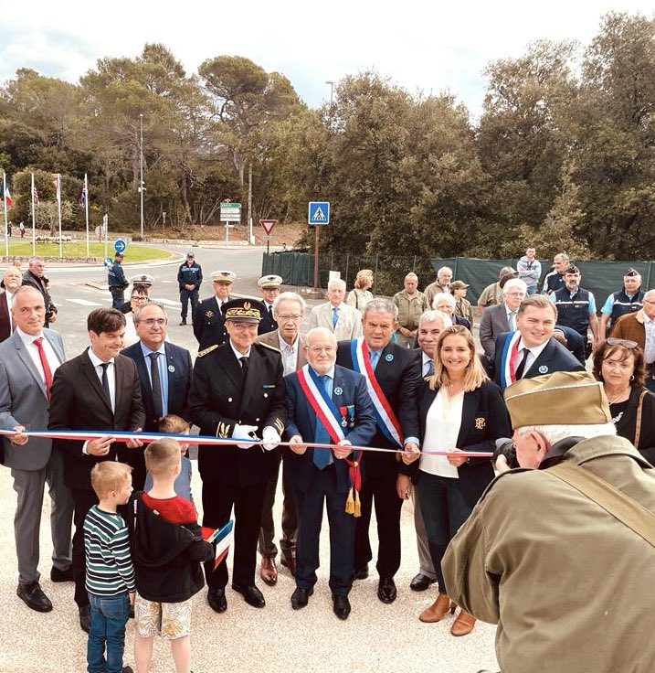 AlexndraBorchio's tweet photo. #8mai1945
Ămue de dĂ©poser avec @senateurleroy & @PhilippeTabarot une gerbe en l'honneur des disparus de la 2nde GM.
L'inauguration par le maire du #Tignet de cette esplanade de la mémoire s'inscrit dans la volonté de ne jamais oublier les heures les + sombres de notre histoire. https://t.co/IotDuUDhZe