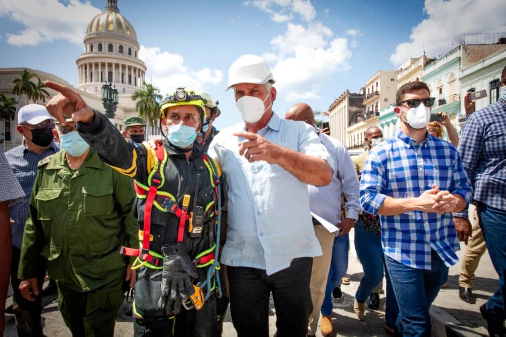 BrunoRguezP's tweet photo. Un pueblo que ante el dolor no da tregua al desaliento, no deja espacio al cansancio y lucha sin límites con todas sus energías, es la mayor fortaleza para quienes hoy aglutinan empeños e inspiran con el ejemplo.

#FuerzaCuba https://t.co/xXU7ipK4oA