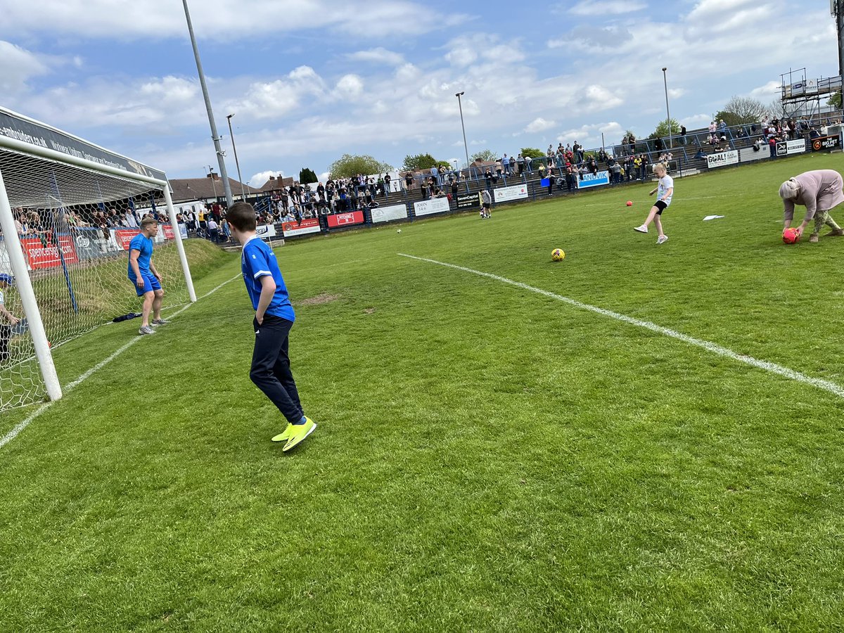 TromansRhiannon's tweet photo. Taking a penalty against her fave @DanielPlatt_1 at the fan v fan charity game @halesowentownfc #fanvfan #penalties #shebeathim https://t.co/ITKaC6GBVE