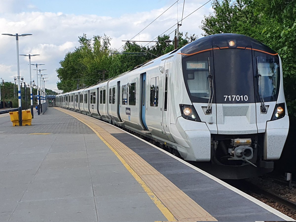 JamesTGlossop's tweet image. Great Northern 717010 arriving into Finsbury Park Station yesterday on a service to Moorgate. (07/05/2022) #FinsburyPark #class717 #GreatNorthern #London @JedKendray @303032_trains @GNRailUK