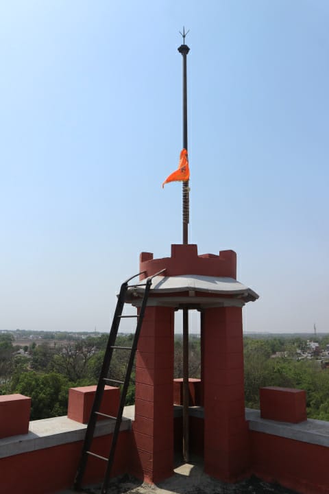 छत्तीसगढ़ के एक प्रमुख आदिवासी राजपरिवार के महल की बुर्जी पर लगे आदिवासी झंडे को उतार कर कुछ लोगों ने आज भगवा झंडा लहरा दिया. 

यह राज्य का एक प्रमुख कांग्रेस परिवार भी है. इस परिवार ने मध्य प्रदेश का एकमात्र आदिवासी मुख्यमंत्री दिया है. 

 यह घर भी आज सुरक्षित नहीं है....