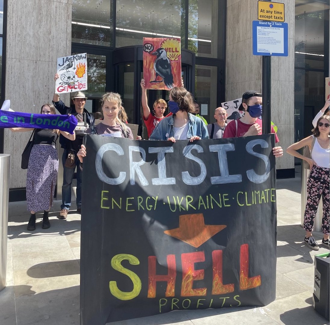 fossilfreeLDN's tweet photo. BREAKING: we're outside London's Hell HQ to tell Shell to #StopJackdaw and all other new oil and gas projects. 

Fossil fuels must fall, or we all do. 
#ShellMustFall #StopProfitOverPlanet #NoNewFields https://t.co/uUaqeR2TA2