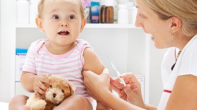 Carene1984's tweet photo. Rappel : Marisol Touraine avant son départ du ministère de la santé a fait  passer de trois à onze le nombre de vaccins obligatoires pour les enfants.
Quand on la voit minauder auprès de Macron, elle lui suggère probablement de rendre les injections ARNm obligatoires. https://t.co/wIkG7HoAk8