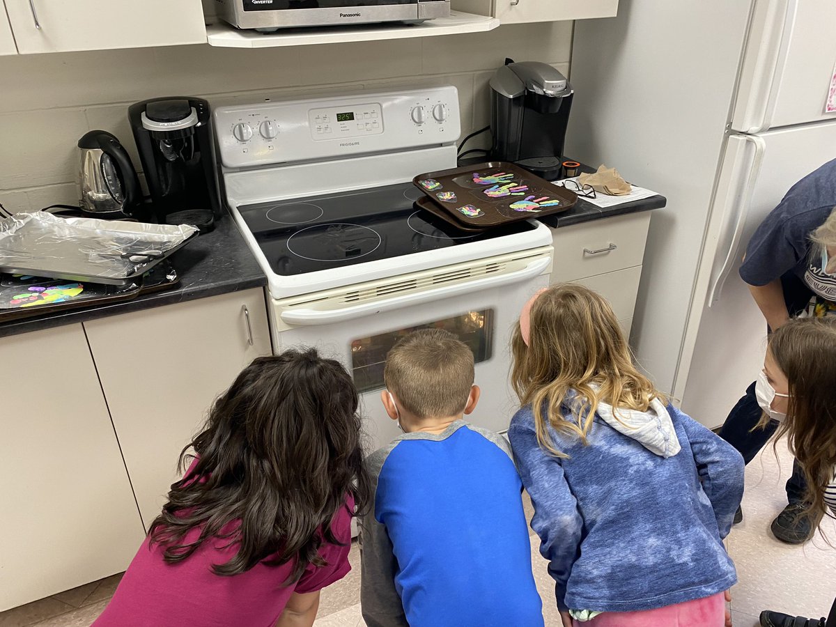 MsKristen19's tweet photo. I do not know what the students were more excited about. Being able to hang out in the Staffroom or watching their handprints shrink in the oven. 
💙💗💜 🖐🏼💚💛🧡
#mothersdaygift 
#shrinkadink #craftforthewin #funingradeone #evergreenelementary https://t.co/zb5K2urPzX