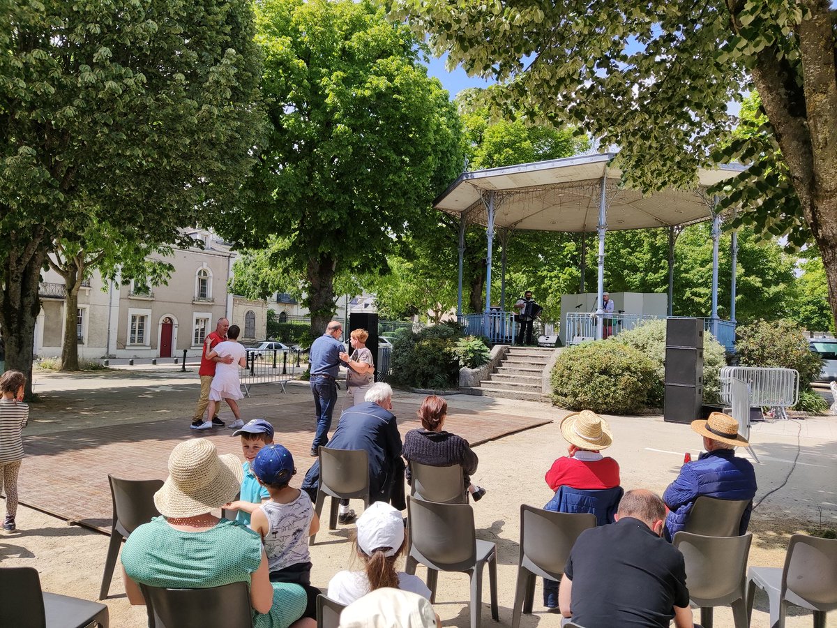 chateau_gontier's tweet photo. C'est parti pour le 1er numéro des Beaux Dimanches du Kiosque à #ChateauGontier sur #Mayenne avec l'Orchestre Stéphane Mercier ! 
L'occasion de pousser la chansonnette et de danser en profitant du soleil ☀️🎶
Rdv tous les dimanches du mois de mai sur la promenade de la Résistance https://t.co/kQyBELHz4J