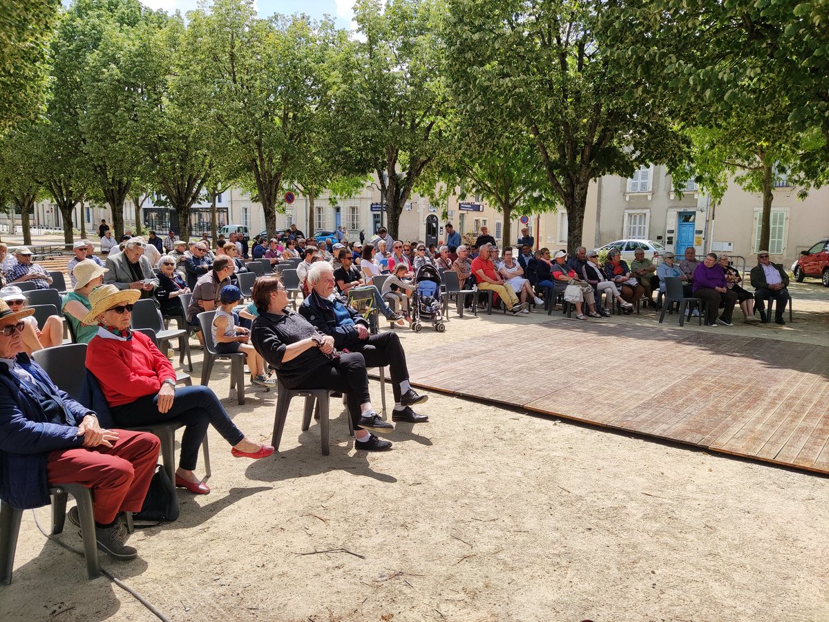 C'est parti pour le 1er numéro des Beaux Dimanches du Kiosque à #ChateauGontier sur #Mayenne avec l'Orchestre Stéphane Mercier ! 
L'occasion de pousser la chansonnette et de danser en profitant du soleil ☀️🎶
Rdv tous les dimanches du mois de mai sur la promenade de la Résistance